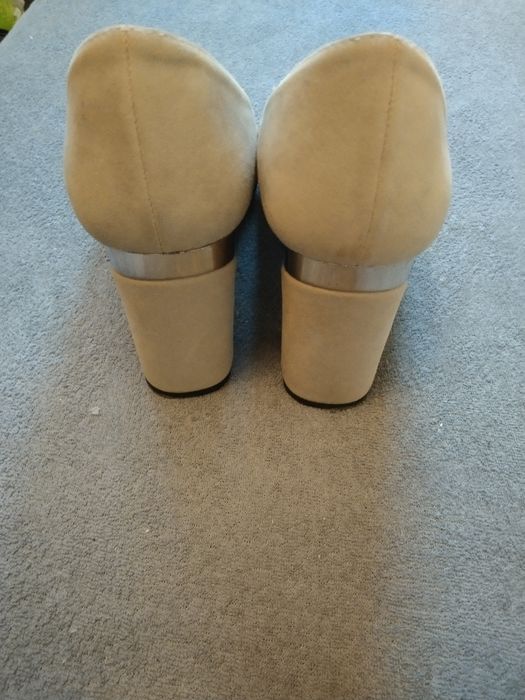 Buty na obcasie beżowe