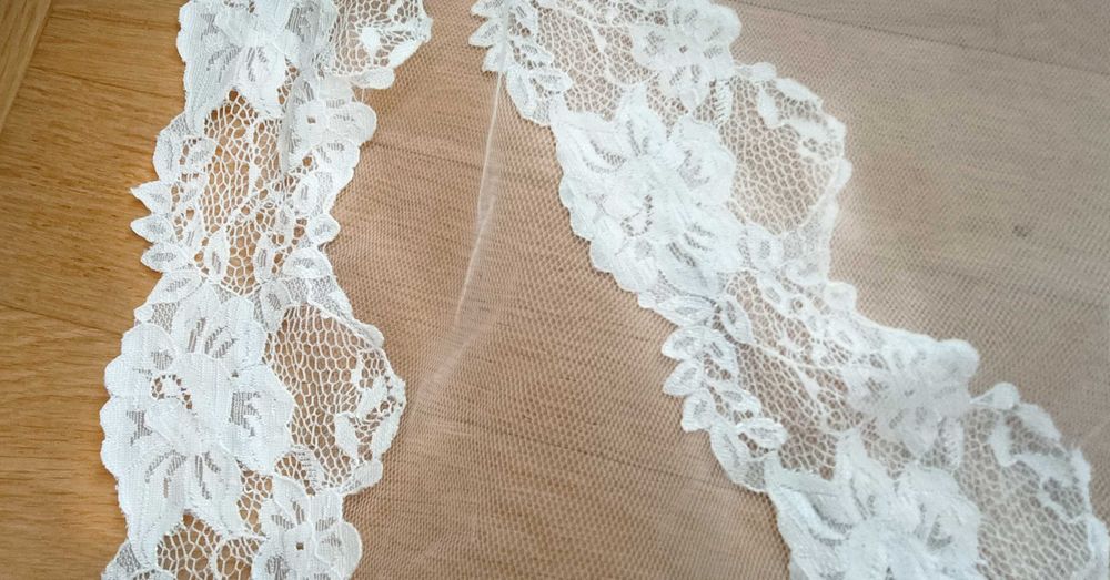 Klasyczna suknia ślubna Lillian West rozm.38