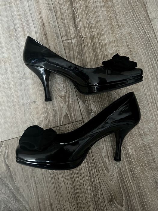 Czarne buty na obcasie rozm 37 lakierki