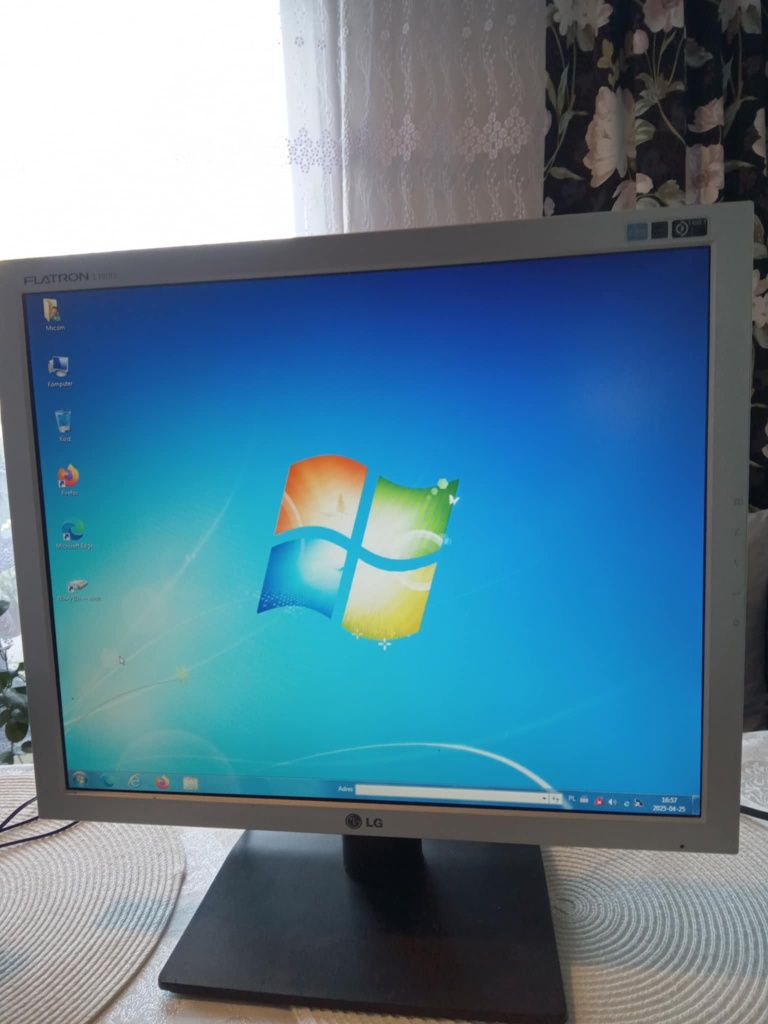 Komputer stacjonarny + Monitor + klawiatura + głośniki
