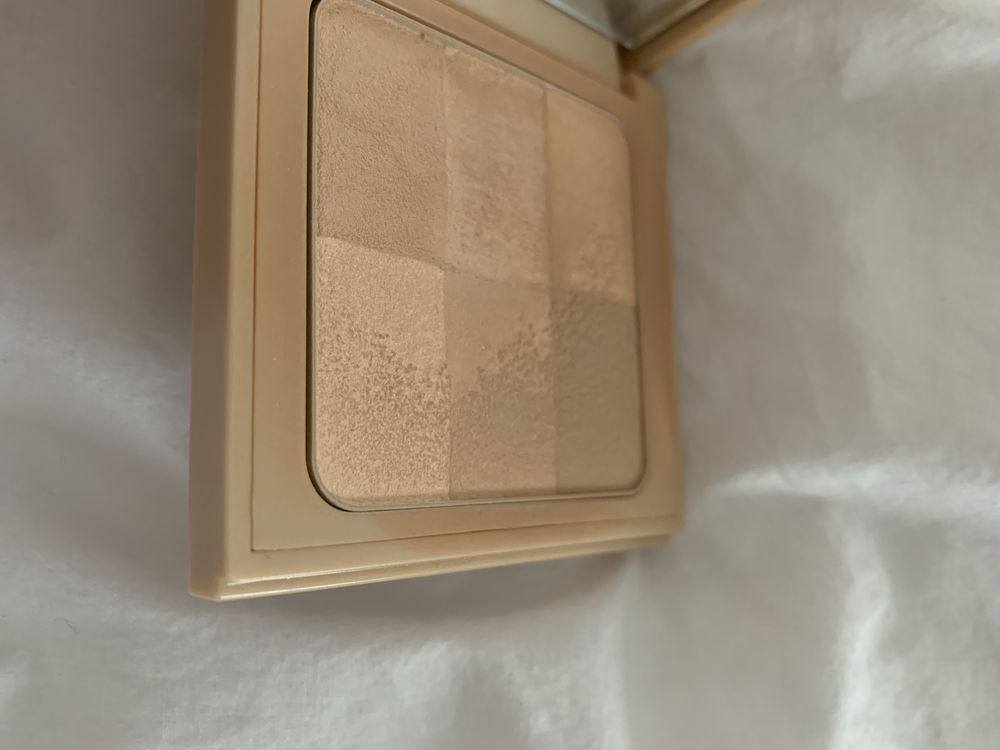 Bobbi Brown puder Nude Finish Illuminating