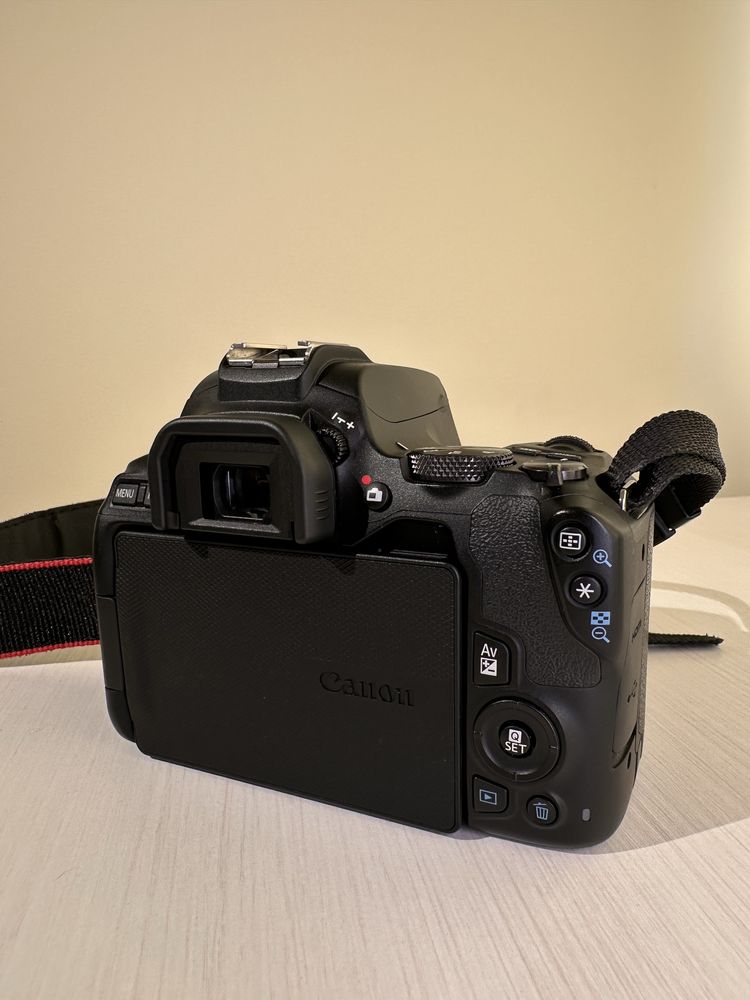 Canon 250 d + кит. обєктив 18-55