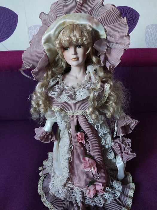 Кукла фарфоровая