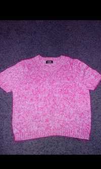 Krótki, różowy, mechaty sweterek.