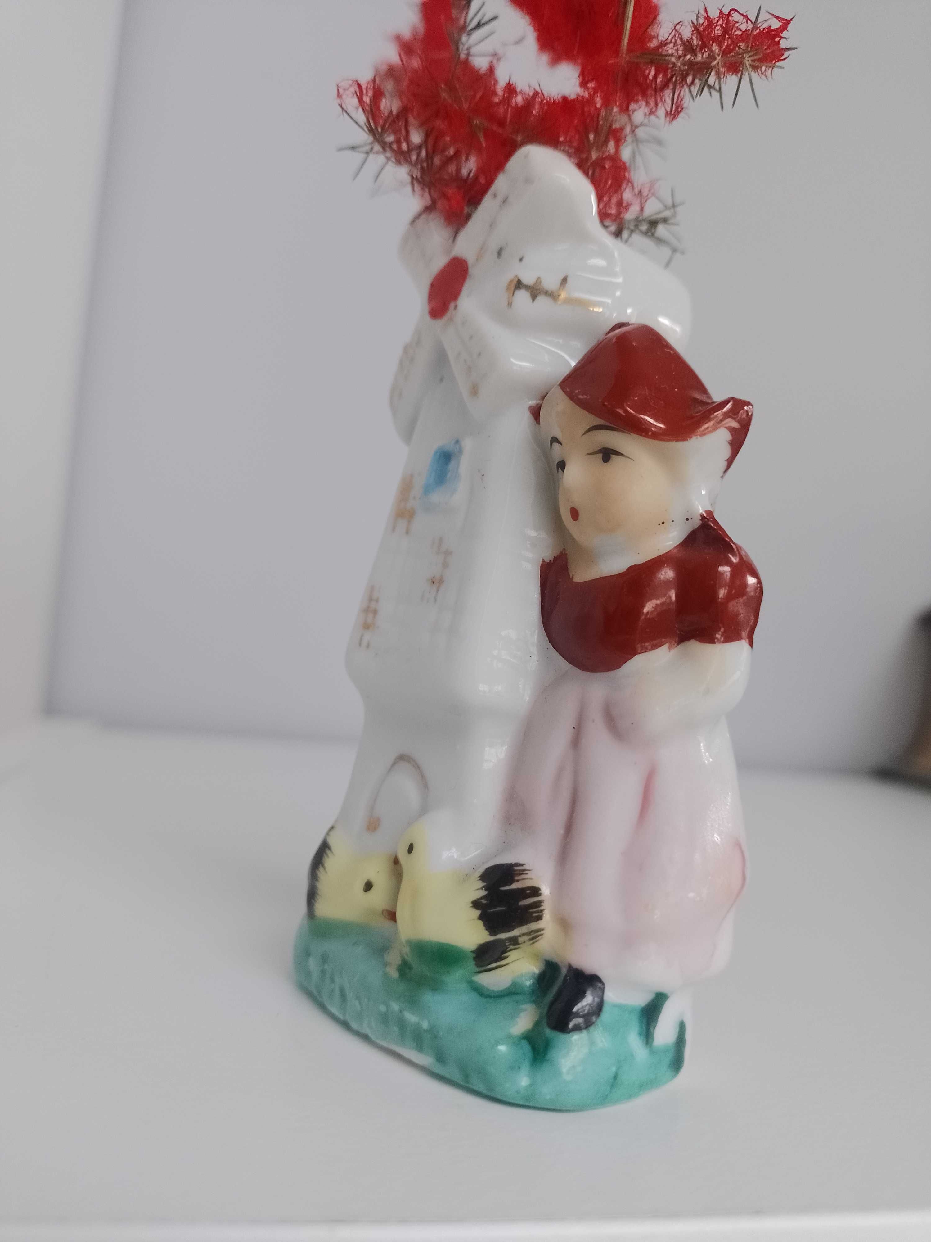 Śliczna dekoracja- porcelanowy wazonik z dziewczyną