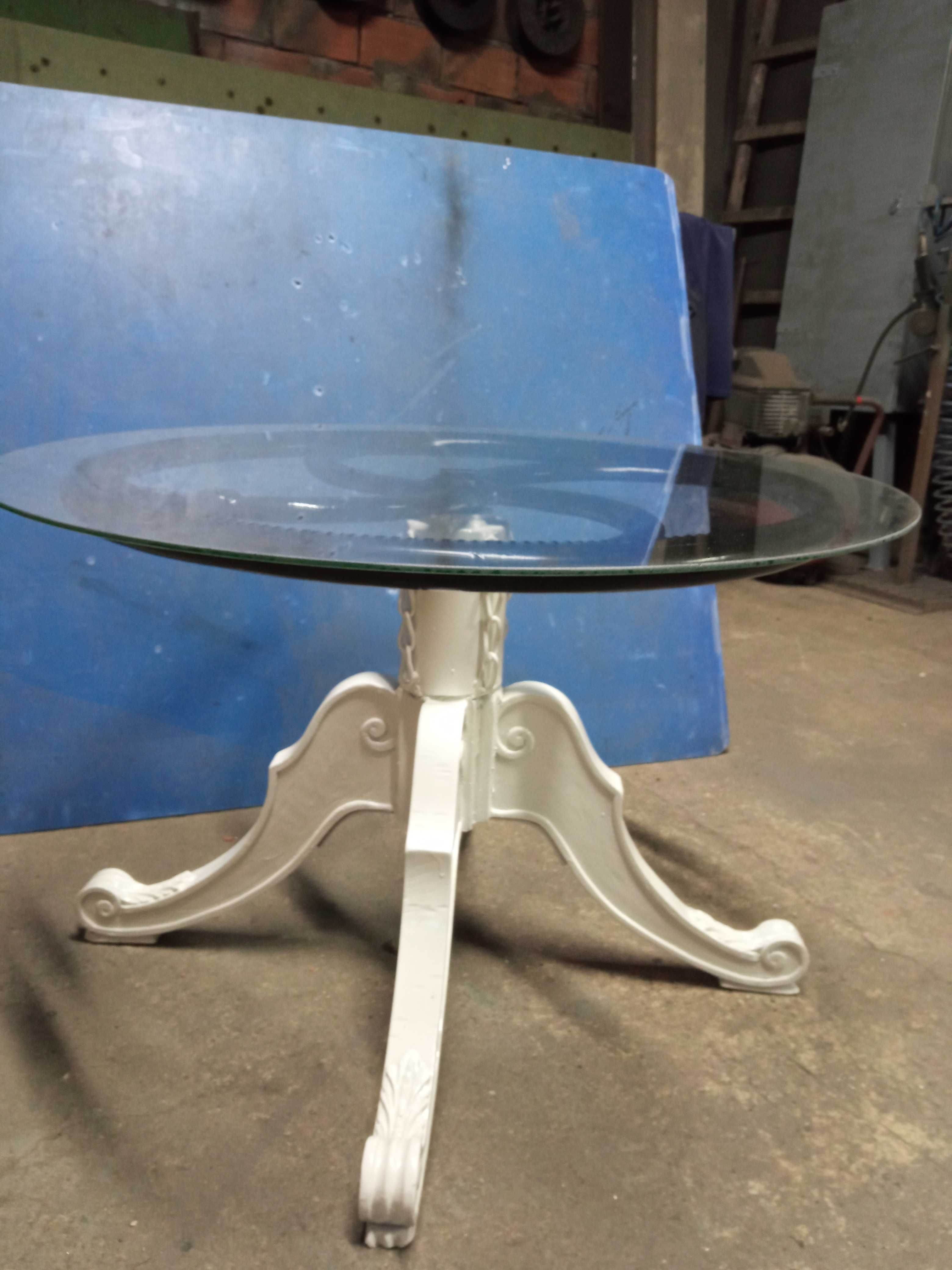 Mesa em ferro com base de vidro