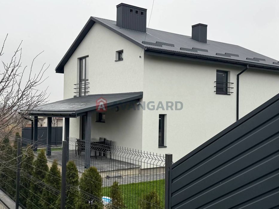 Продається 2 пов.будинок з ділянкою.