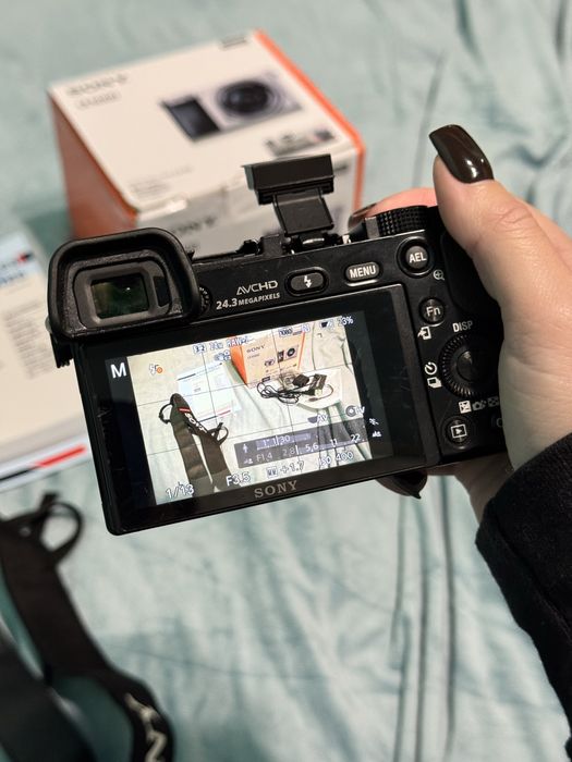 фотоапарат Sony Alpha 6000 з об'єктивом E PZ 16-50mm F3.5-5.6 OSS