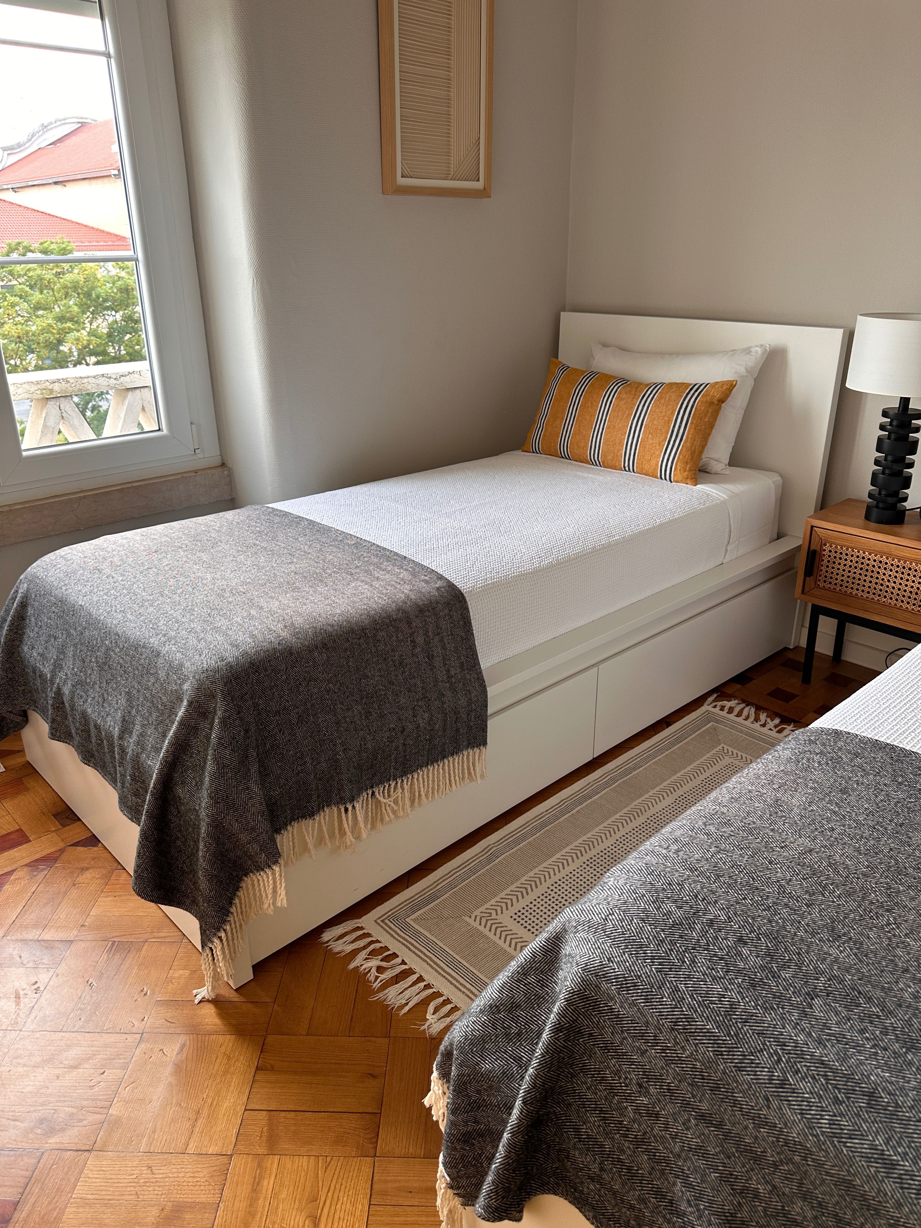 cama con arrumaçao e cabeceira modelo Malm Ikea