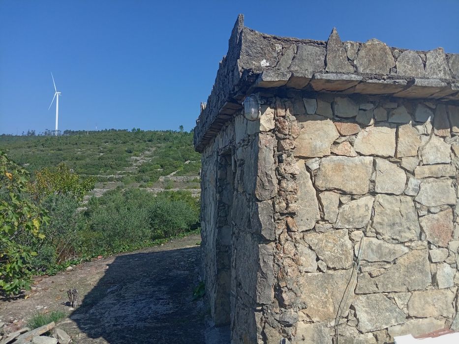 T0 em terreno construtivel 900m2