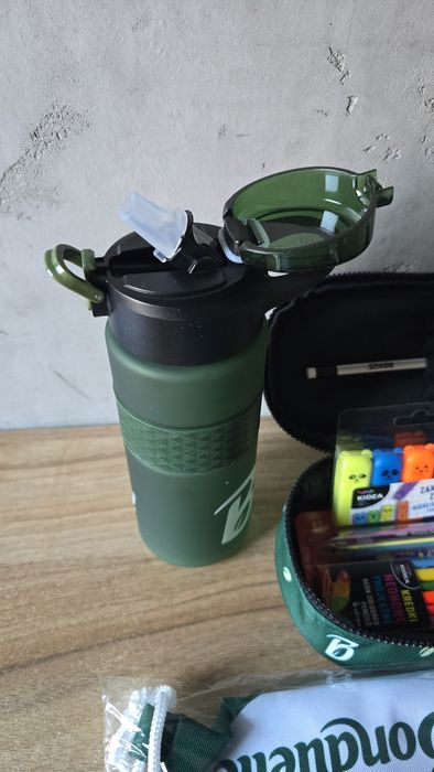 Zestaw szkolny - worek, piórnik z wyposażeniem,  bidon