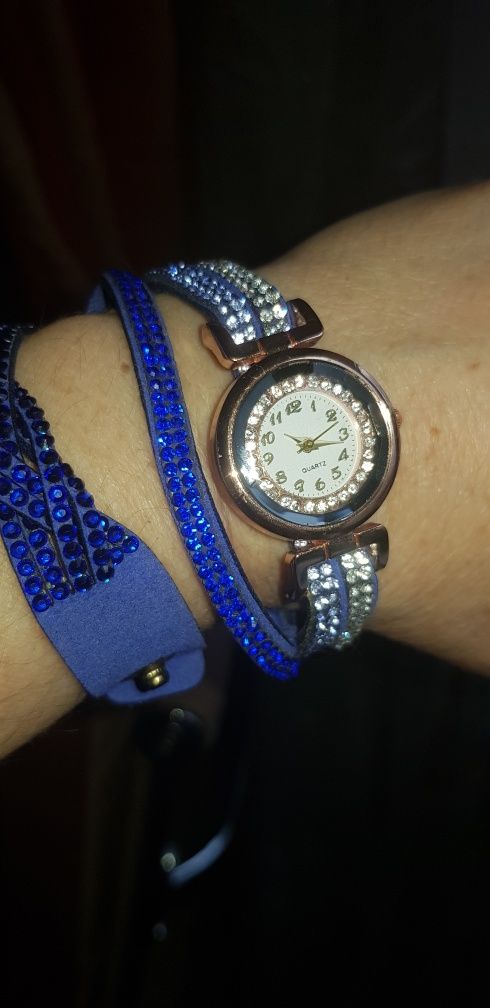 Часы женские ,синие,с камнями,несколько вариантов застежки
