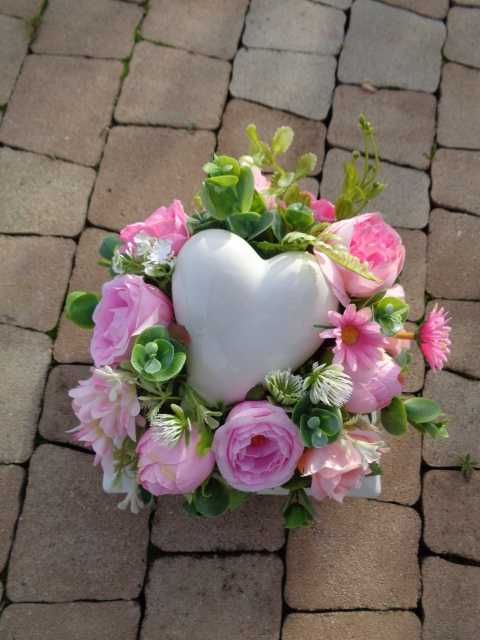 Mały stroik z ceramicznym sercem, kwiaty sztuczne, na nagrobek