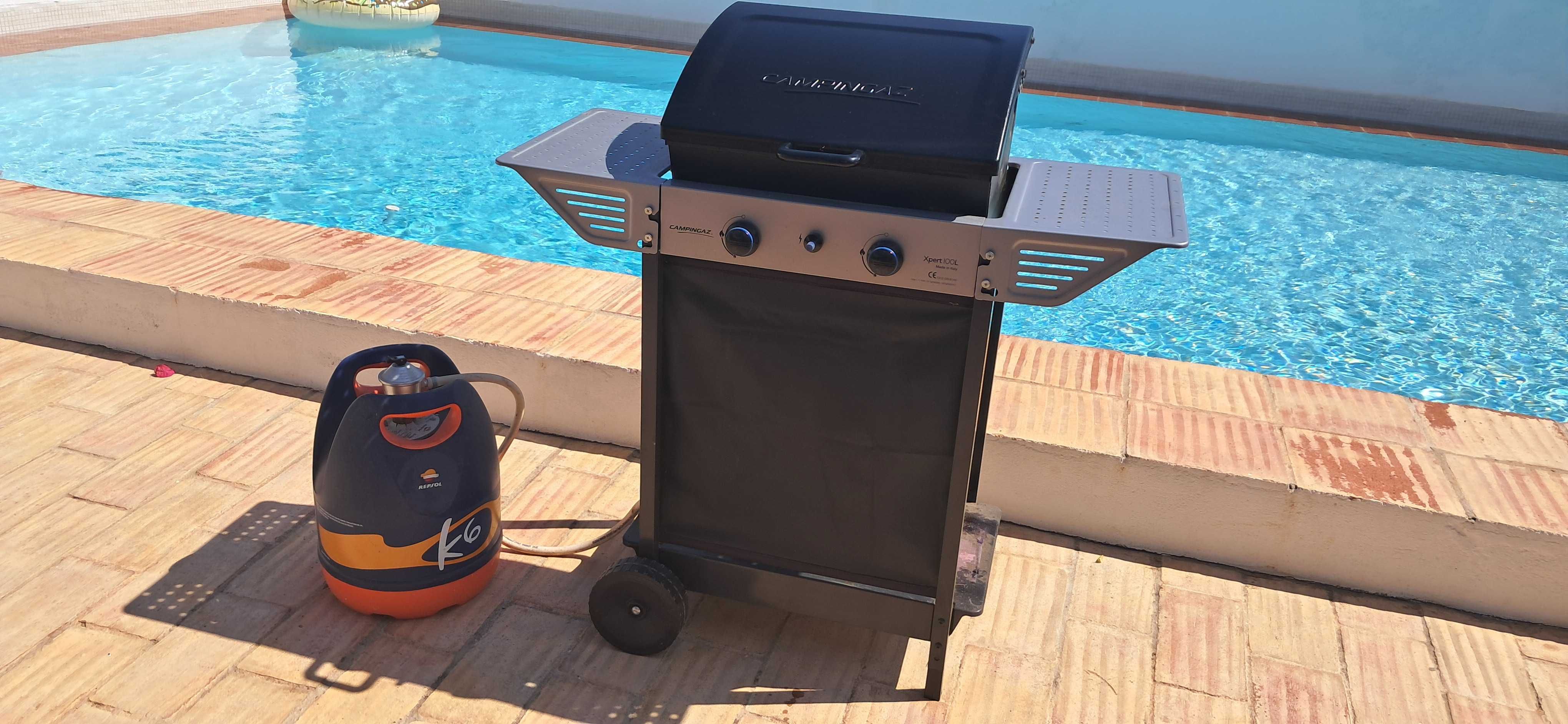 Barbecue grelhador com garrafa de gás