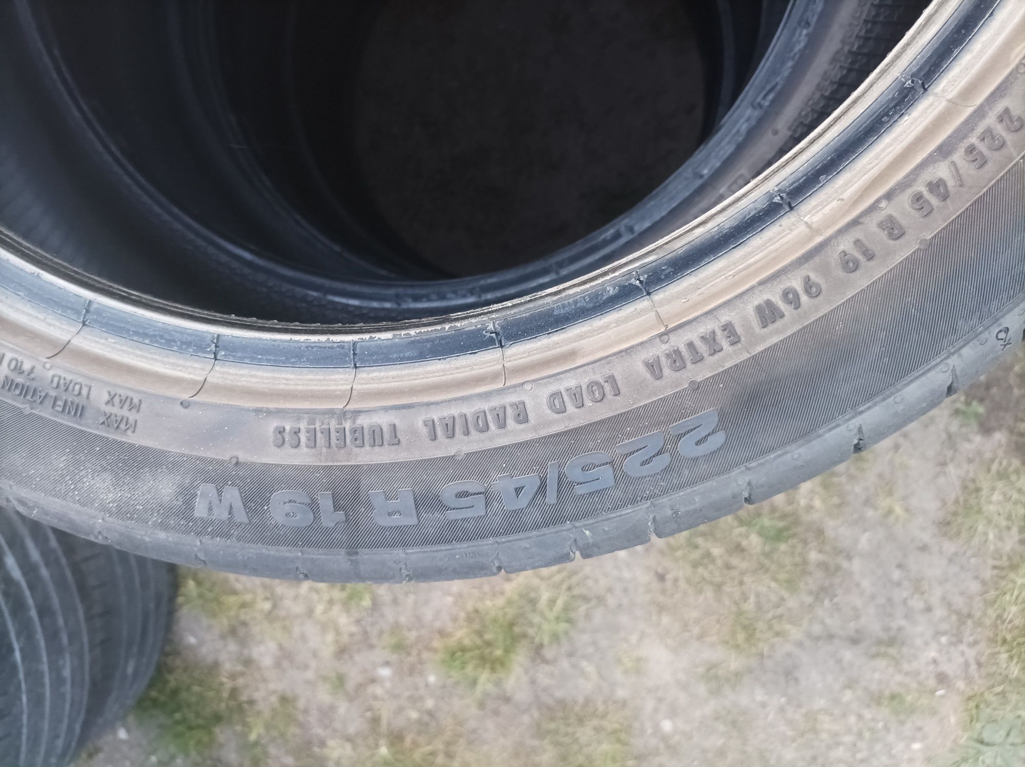 Opony letnie 225/45 R19  W Continental 
Bieżnik 4,5 mam. 
Dot 2016. 
O