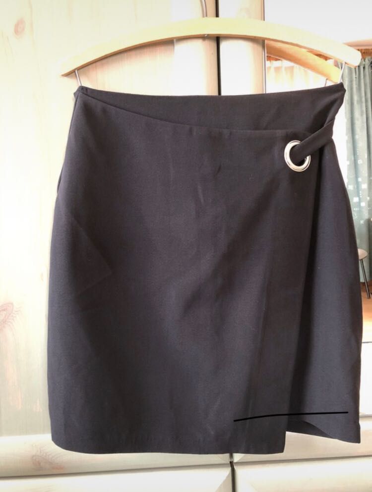Czarna elegancka spódniczka mini r 36/38 firmy House