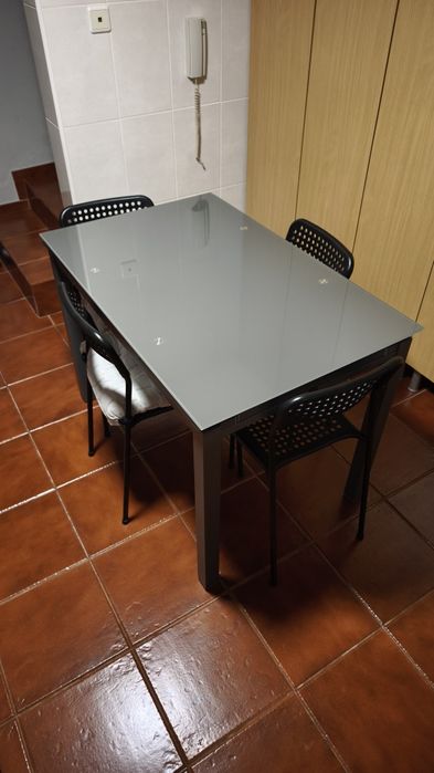 Mesa de vidro extensível + 4 cadeiras