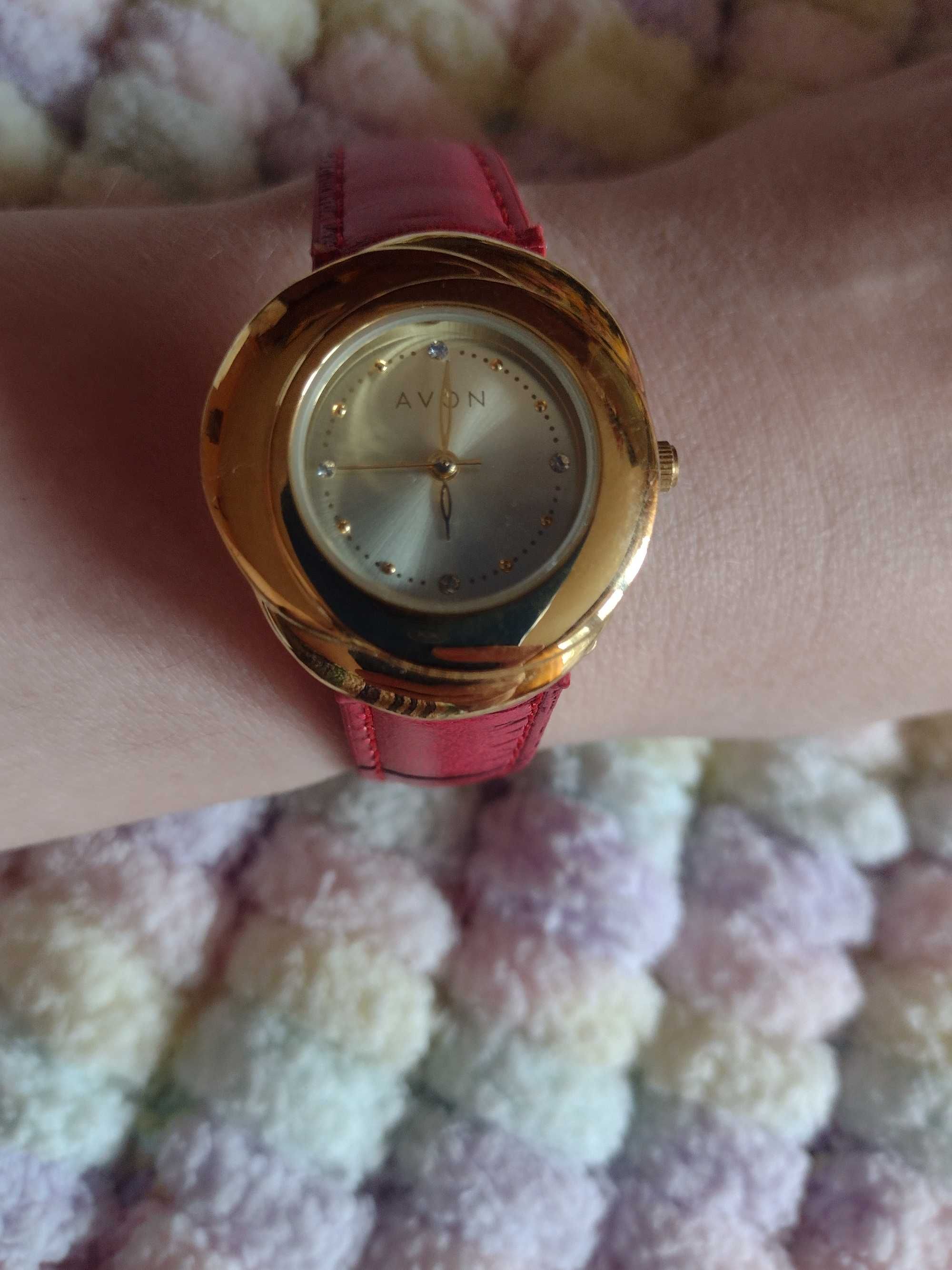 Czerwono- złoty zegarek biznesowy na rękę