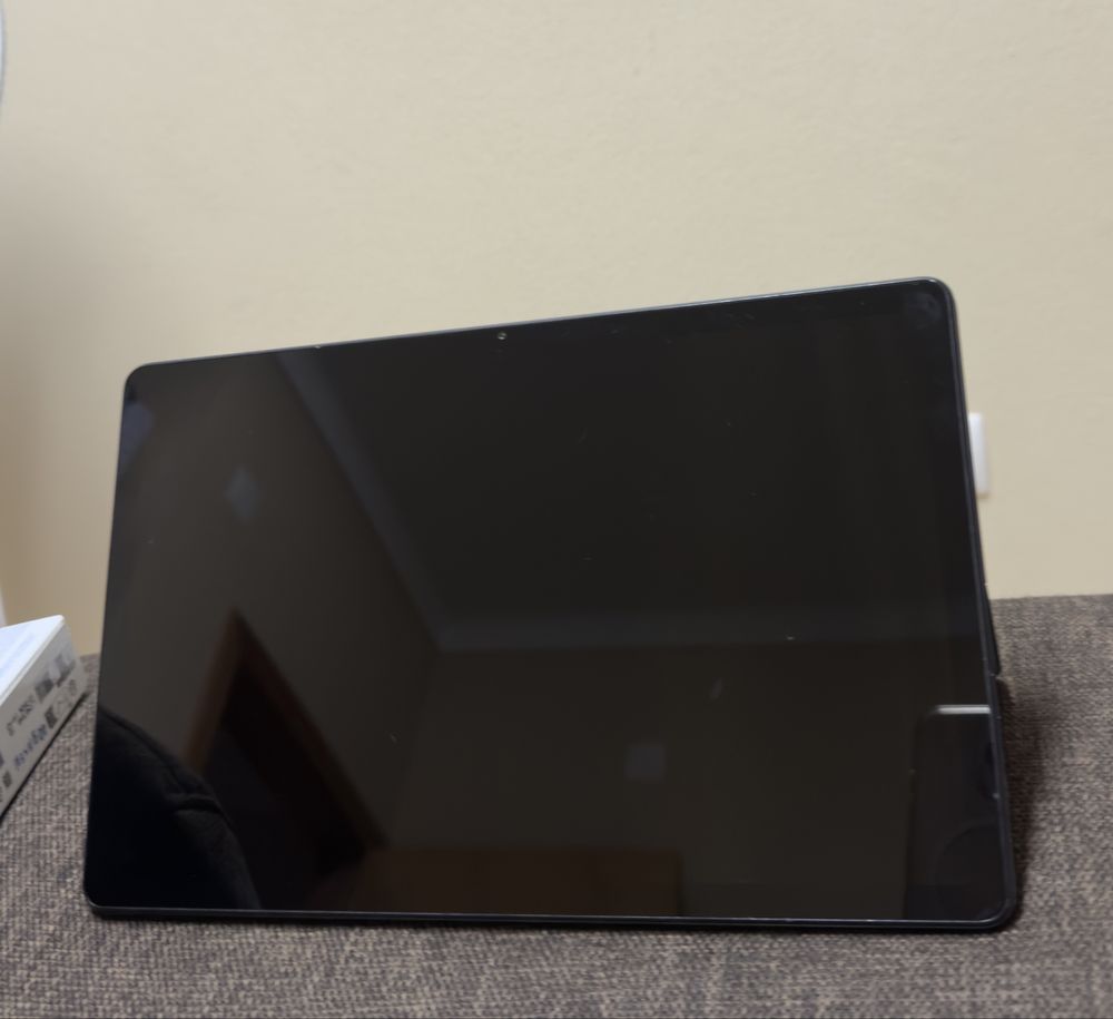 Tablet Lenovo com capa, teclado e caneta
