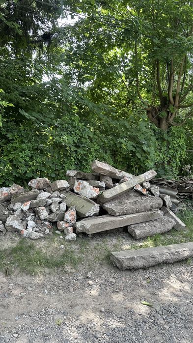 Шматки бетону і стовпи, район Роша