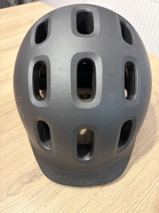 Kask Woom S 50–53 cm czarny – używany, uszkodzony daszek