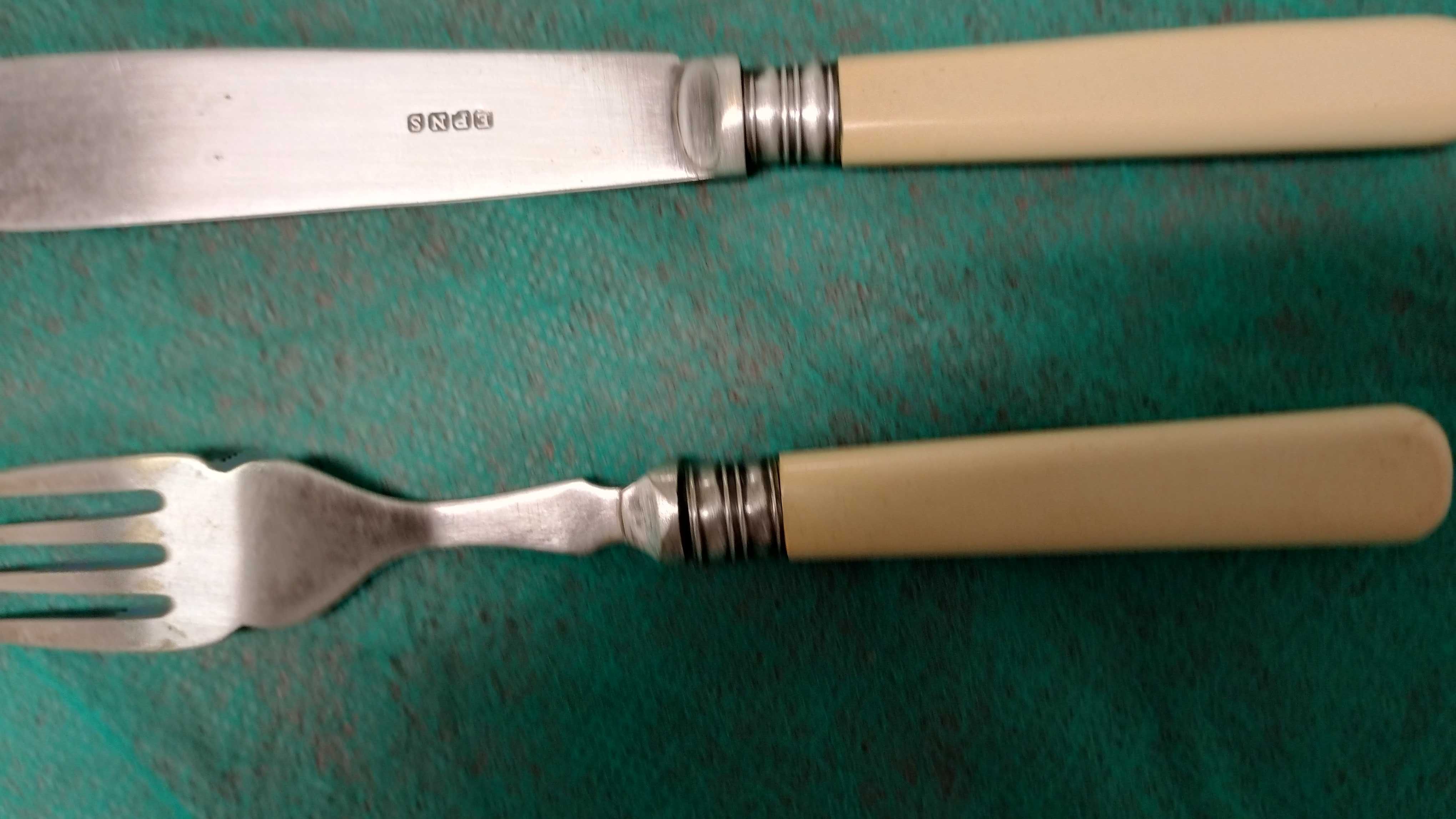 Sztućce Angielskiej firmy EPNS 2 noże i 2 widelce