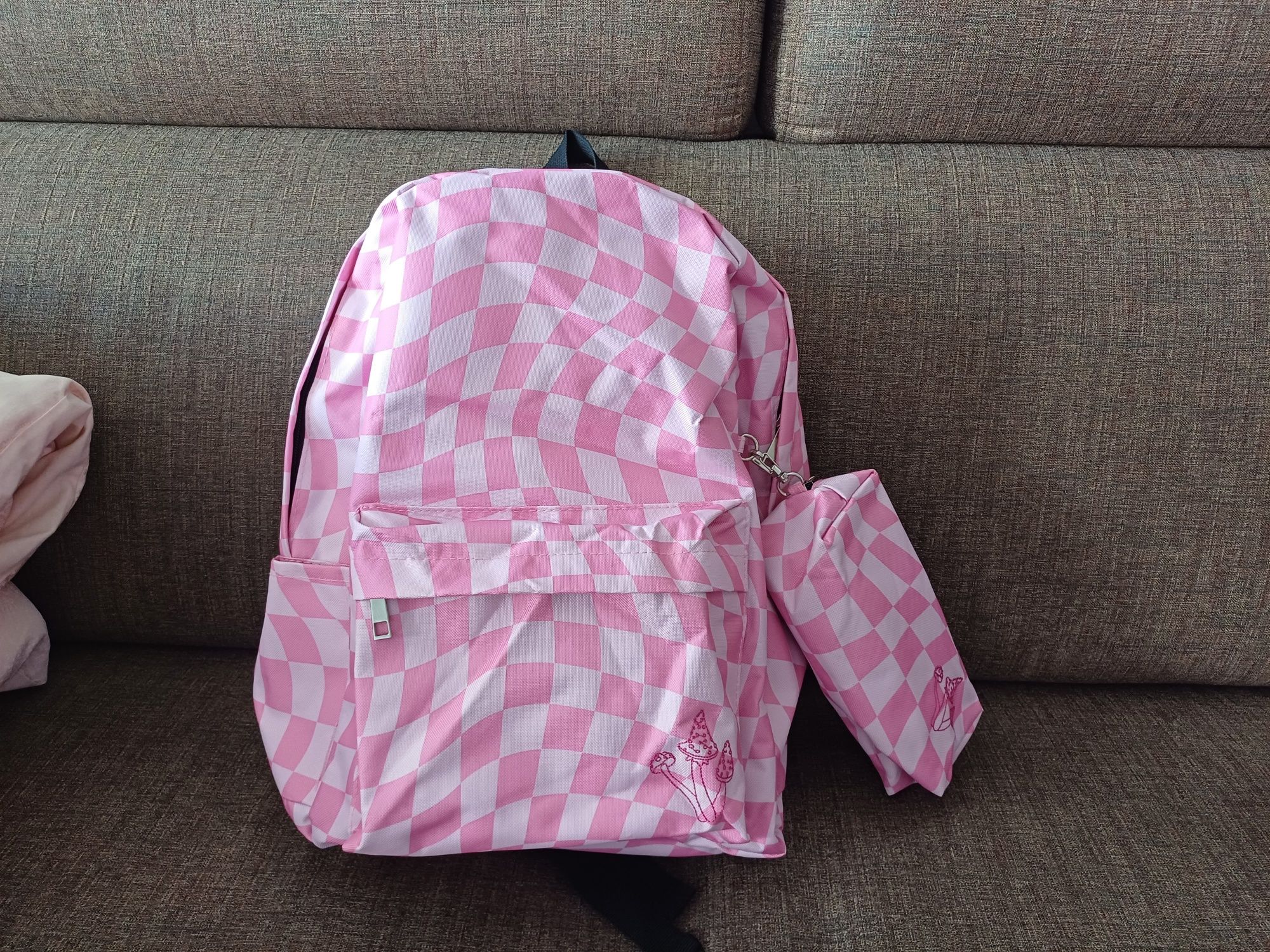 Plecak młodzieżowy  w różową  kratę   + piórnik nowy.