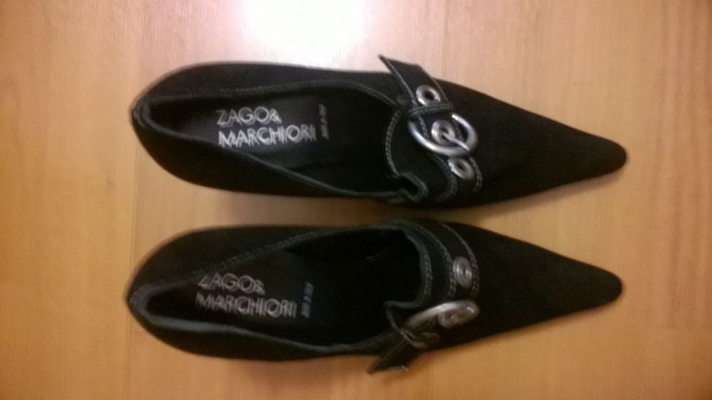 Conjunto de 3 pares de sapatos de salto  NOVOS. total 30 euros.