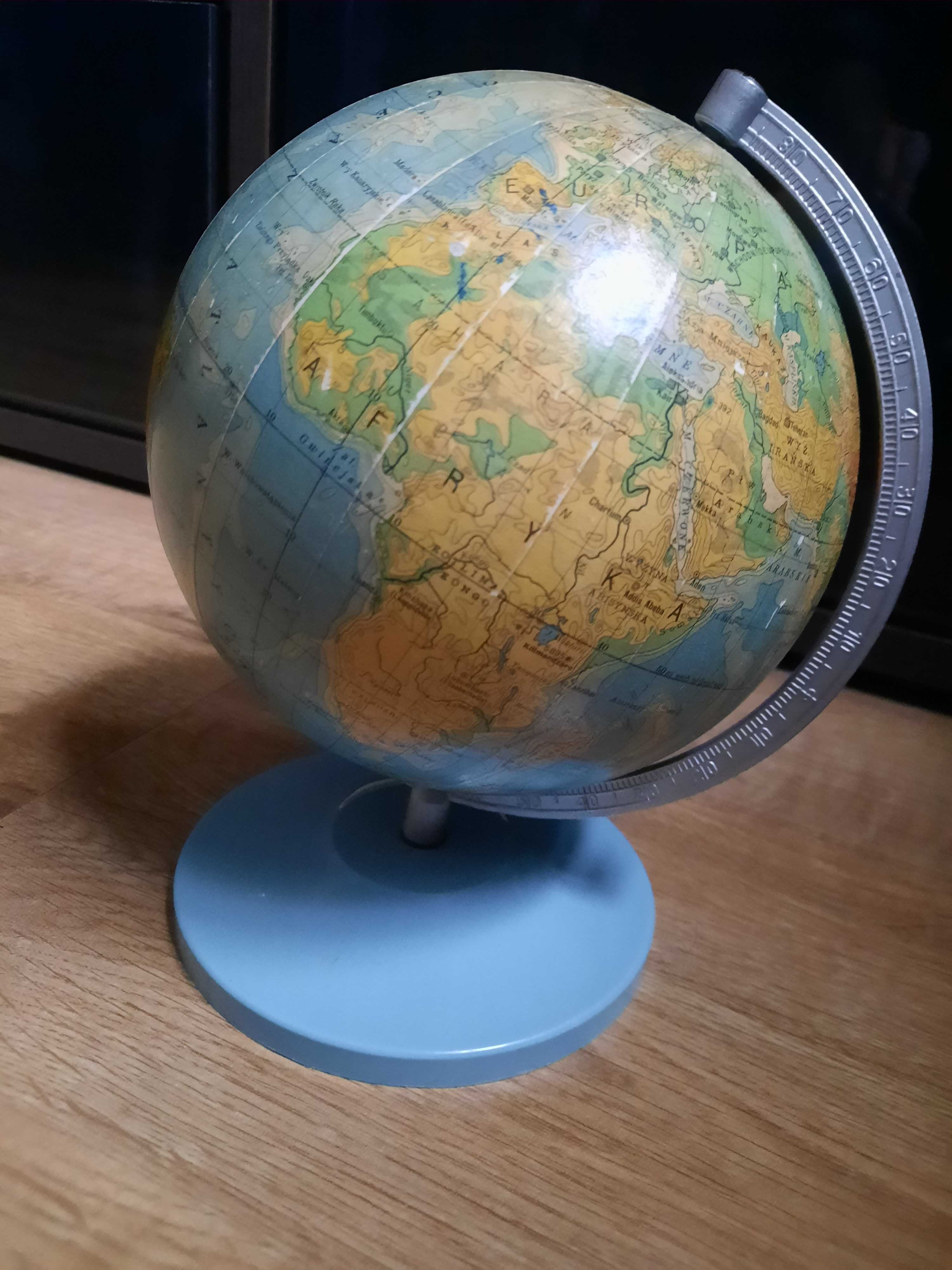 Mały globus z czasów Prl