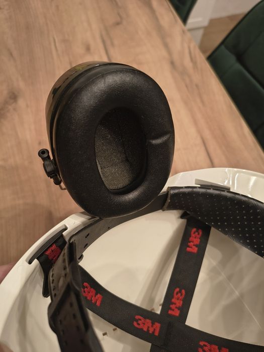 Kask ochronny biały z nausznikami 3M