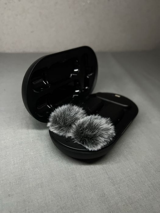 Бездротові петличні мікрофони з зарядним кейсом