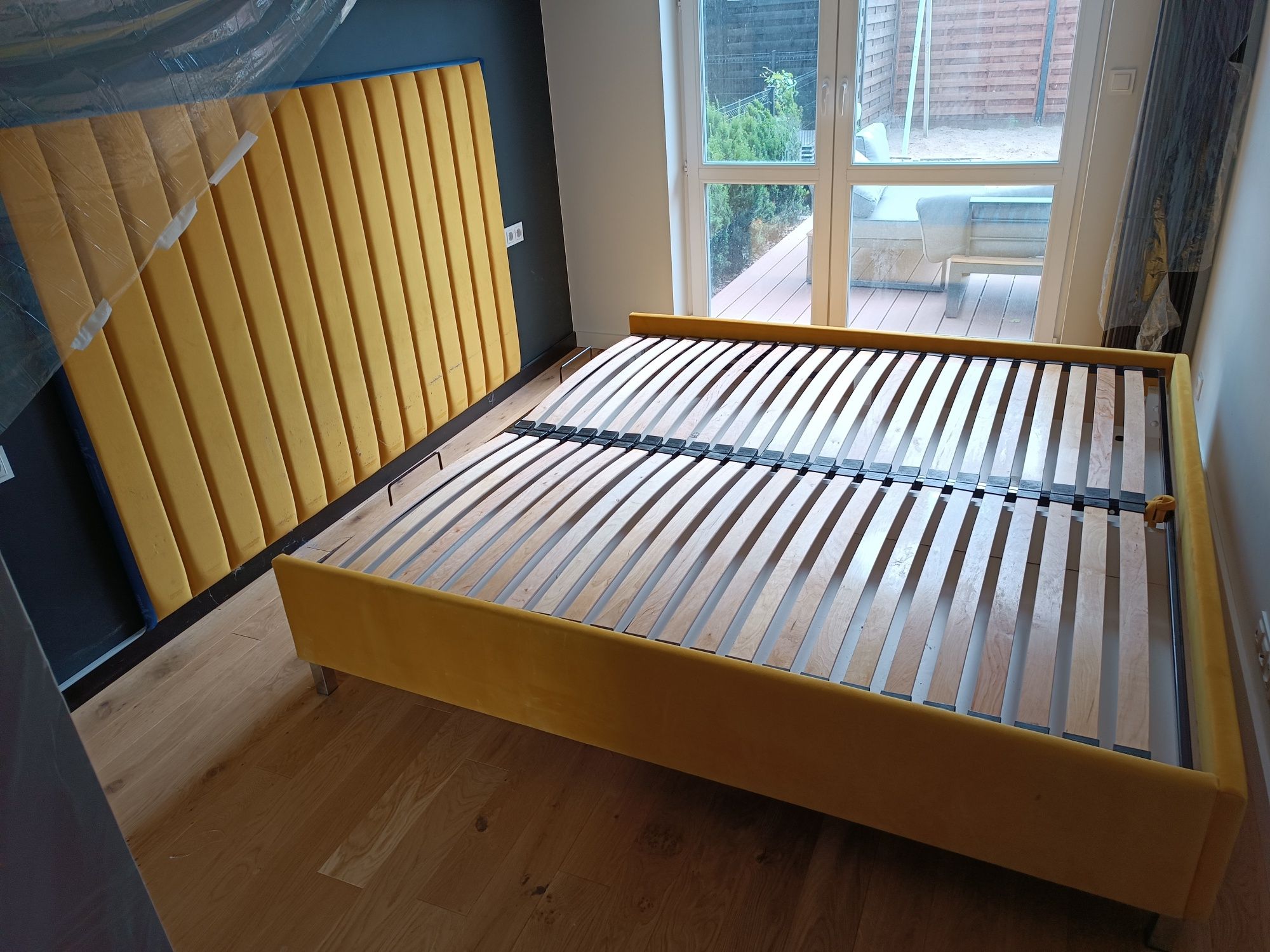Łóżko tapicerowane 200x200 żółte z zagłówkiem
