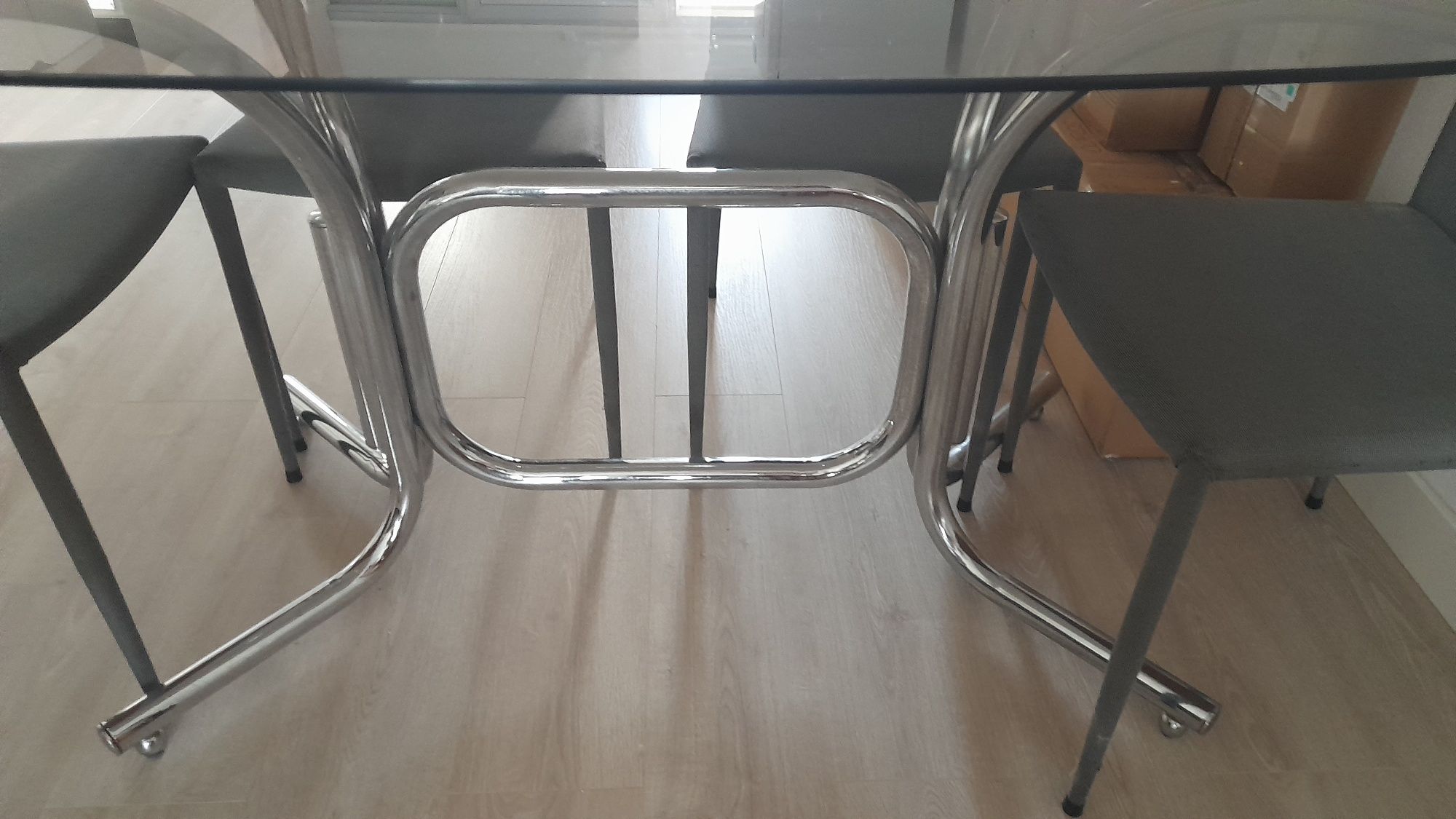Mesa com 6 cadeiras