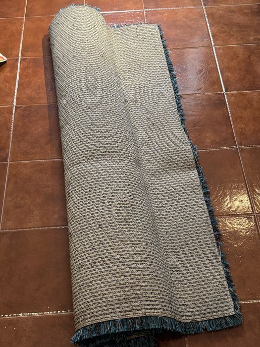 Carpete azul e cinza prata