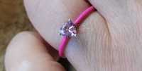 Nowy srebrny pierścionek pokryty emalią z różową cyrkonią