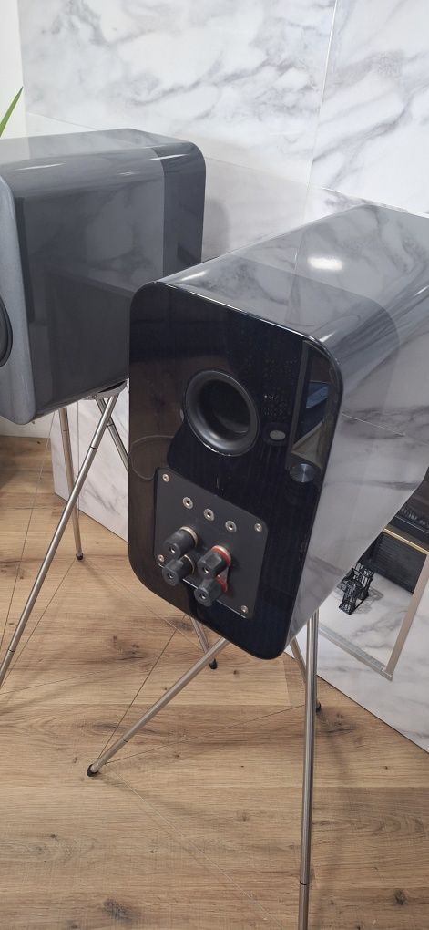 Colunas Q acoustics concept 300 com suportes dedicados