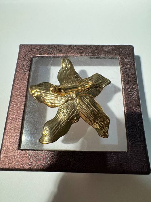 Брошка золотистого кольору у формі квітки Zara.