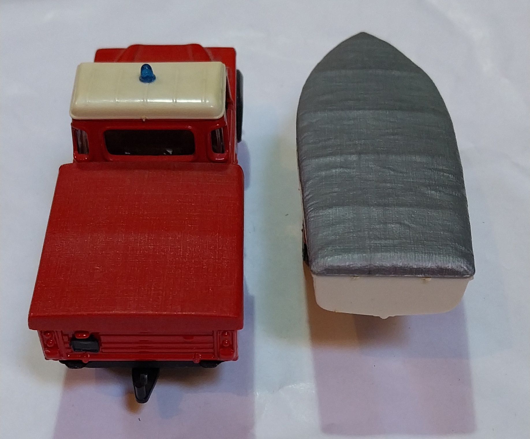 Miniaturas de Bombeiros Land Rover e barco