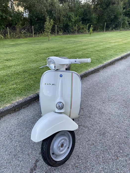 Vespa 50S, branca, totalmente restaurada