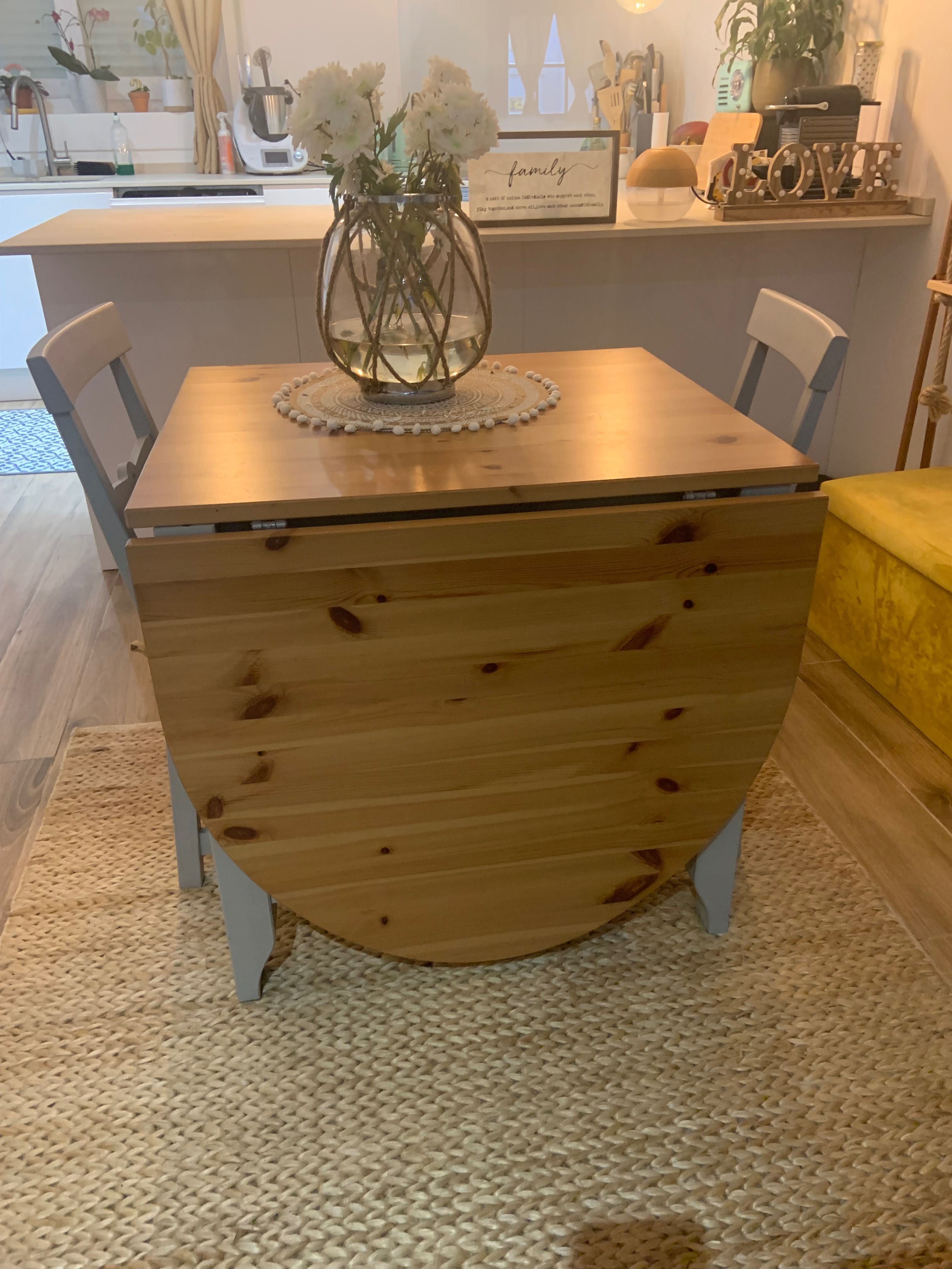 Mesa de jantar extensível e 4 cadeiras