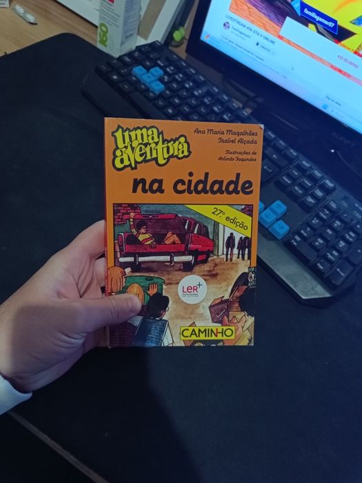 Vendo o livro "Uma aventura na Cidade"