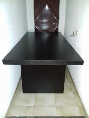 Vendo mesa de jantar rectangular preta dimensões 1.85 comp. E 85 larg.