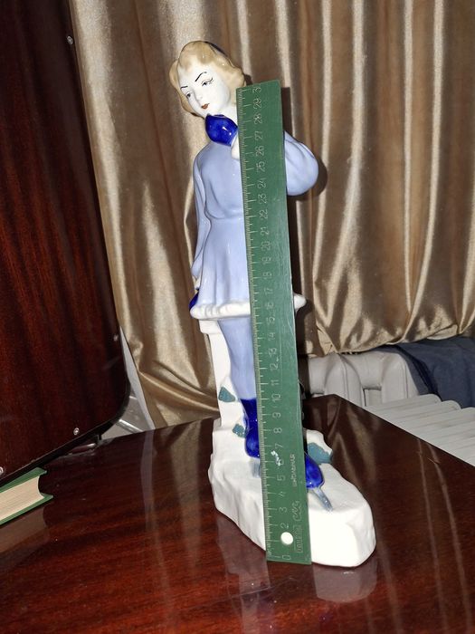 фарфор СССР 40-х годов Девушка на коньках