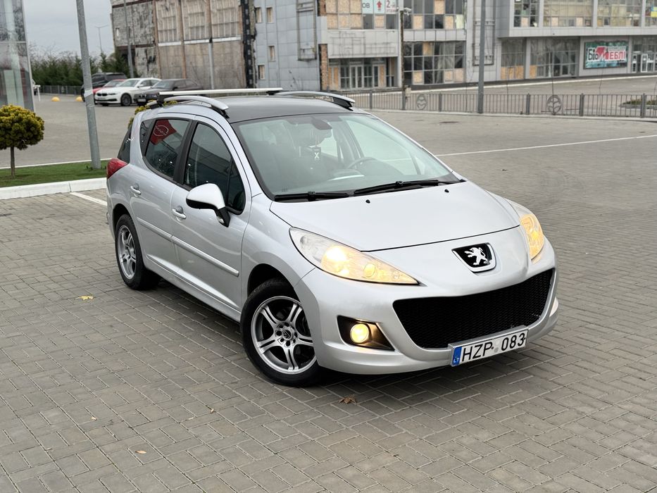 Peugeot 207 • Дизель • Климат • Панорама • Датчики света-дождя…