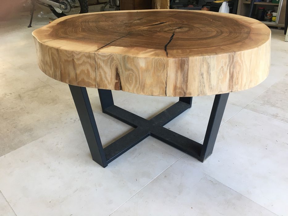 Stolik kawowy z plastra drewna jesionowego