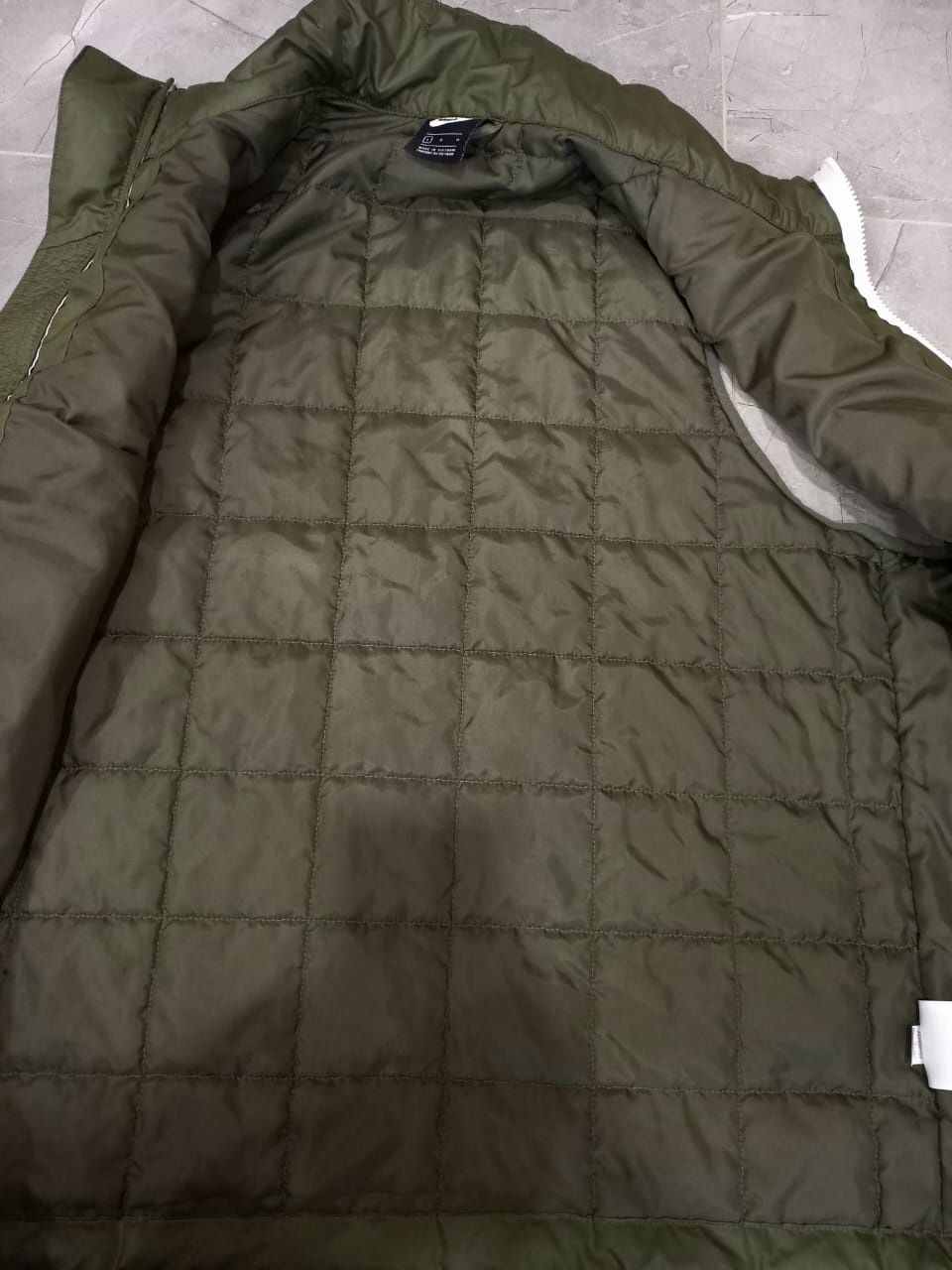 Nike жилетка L розмір безрукавка