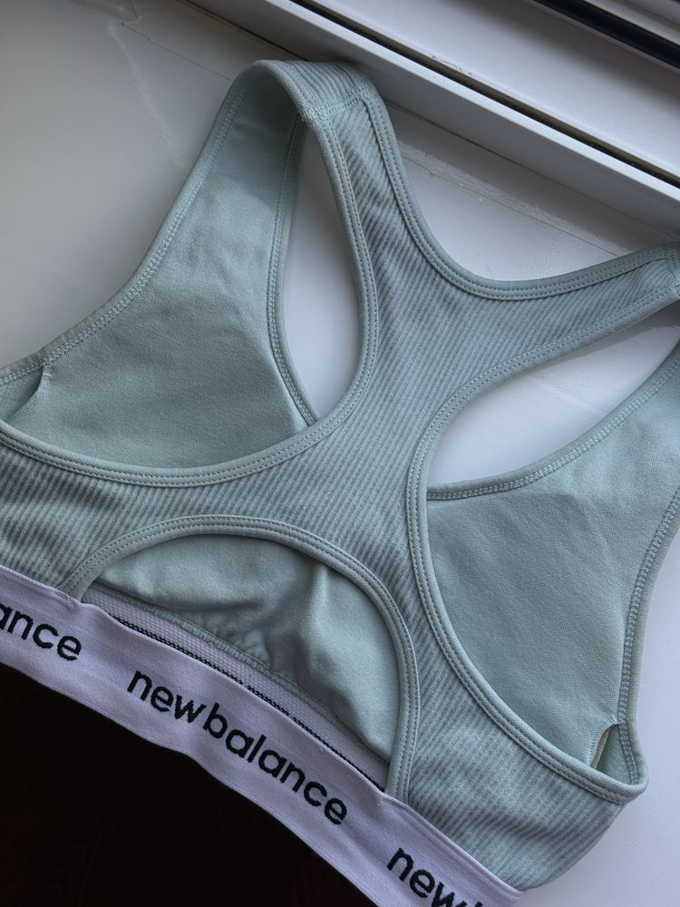Спортивний топ new balance