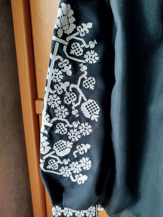 Вишиванки жіноча та чоловіча