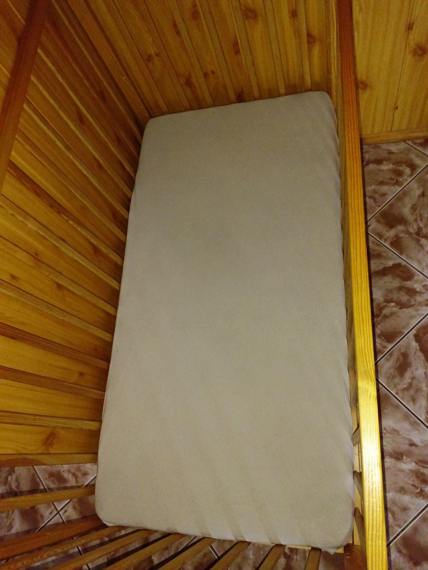Materac trzywarstwowy do łóżeczka.