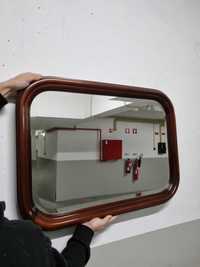 Espelho com moldura em Nogueira